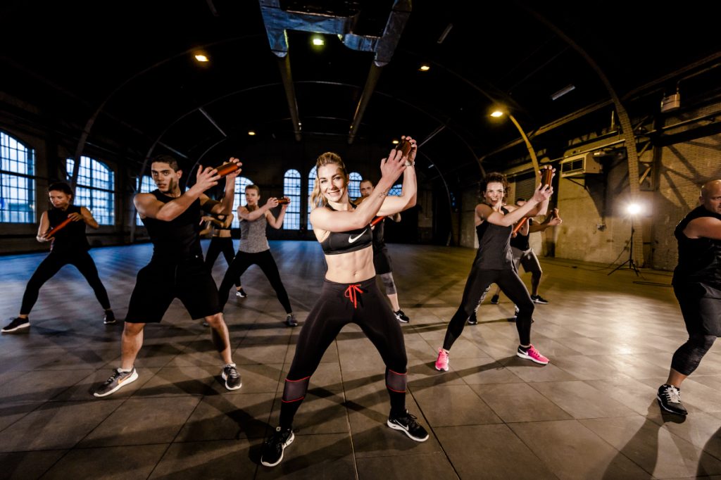 in deze les staat je beweging aan met fitnessfaciliteiten waaraan iedereen mee kan doen